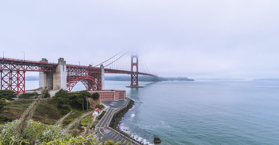 Bild der Golden Gate Brücke im Nebel