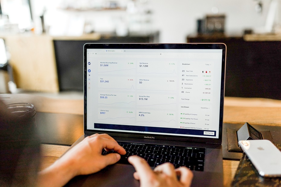 Eine Person sitzt an einem Laptop